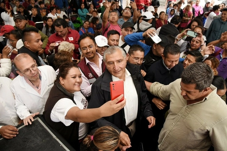 El aspirante a la coordinación de los Comités de Defensa de la 4T, Adán López (c) durante asamblea informativa. Foto tomada de la cuenta de Twitter @adan_augusto