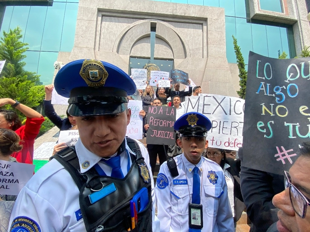 Manifestación contra la reforma judicial en el edificio sede la CJF, en la Ciudad de México, el 28 de agosto de 2024. Foto Germán Canseco