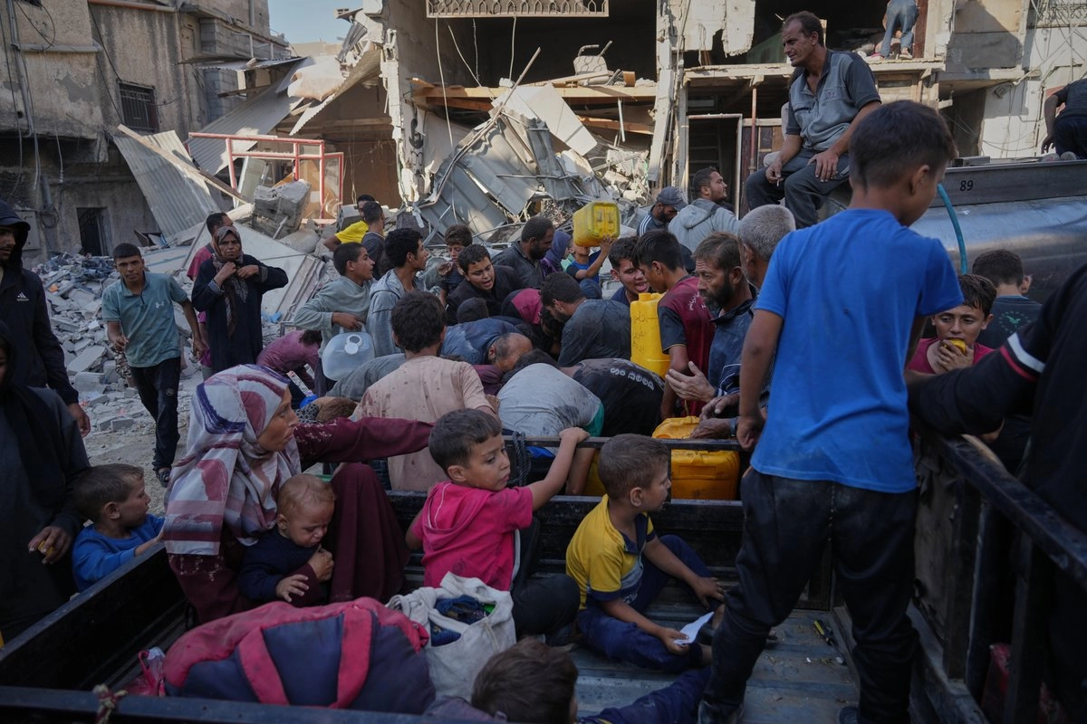 Los palestinos recogen agua de un camión en medio de la destrucción causada por la ofensiva aérea y terrestre israelí en la ciudad de Gaza, el 16 de octubre de 2025.