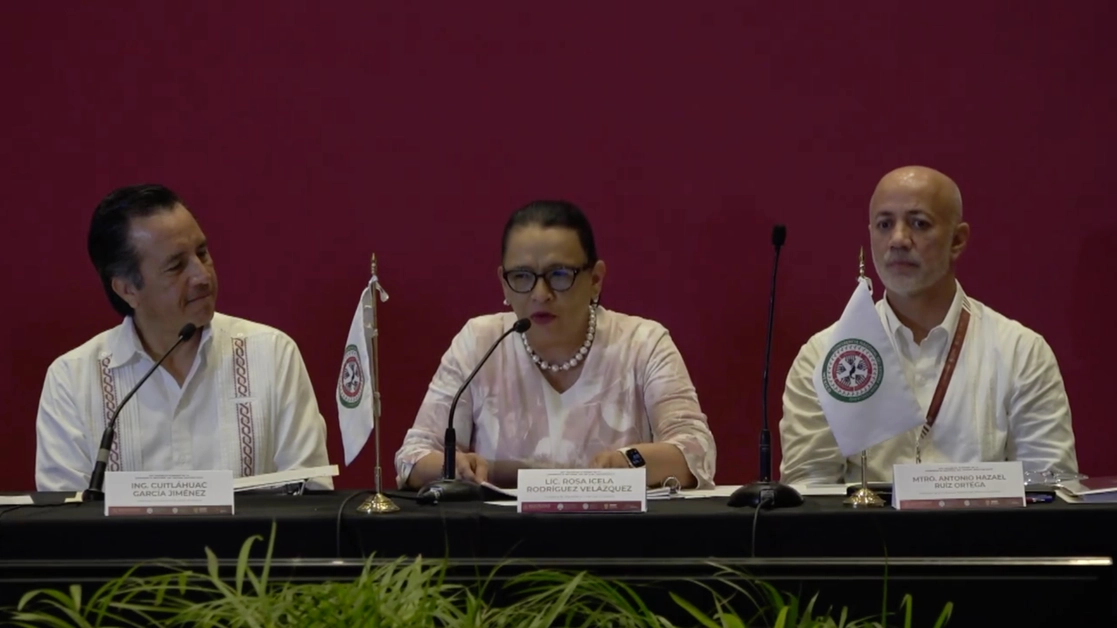 El gobernador de Veracruz, Cuitláhuac García; la secretaria de Seguridad, Rosa Icela Rodríguez, y el presidente de la Conferencia Nacional del Sistema Penitenciario, Antonio Ruiz Ortega, el 12 de agosto de 2022. Imagen tomada de la transmisión en vivo a través de Facebook 