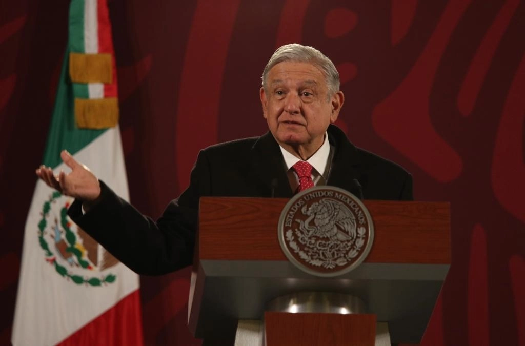 "Cuando uno tiene síntomas es cuando debe hacerse la prueba (de detección), pero estoy muy bien”, expresó hoy el presidente López Obrador. Foto María Luisa Severiano 
