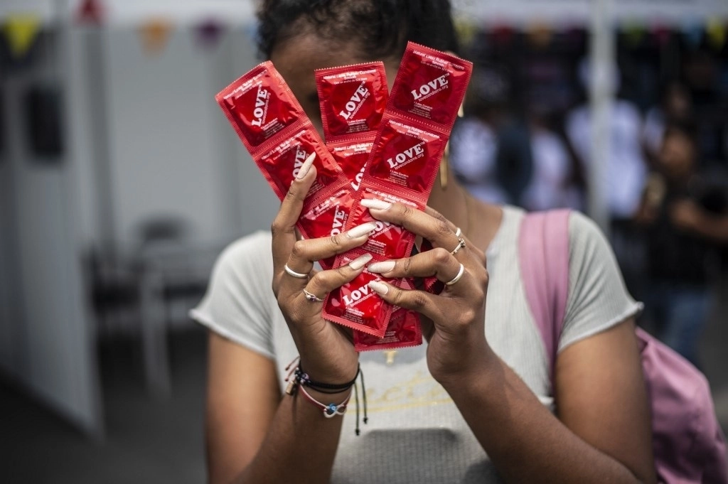 Una mujer sostiene condones en imagen de archivo. Foto Afp