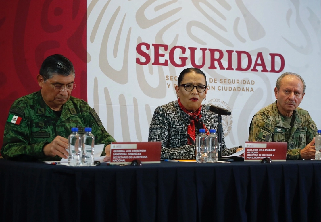 El secretario de la Defensa Nacional, Luis Cresencio Sandoval; la titular de Seguridad y Protección Ciudadana, Rosa Icela Rodríguez; y el secretario de la Marina, Rafael Ojeda, ofrecen conferencia de prensa para informar sobre la detención de Ovidio Guzmán, hijo de Joaquín "El Chapo" Guzmán, en un operativo en Culiacán, el 5 de enero de 2023. Foto Cristina Rodríguez