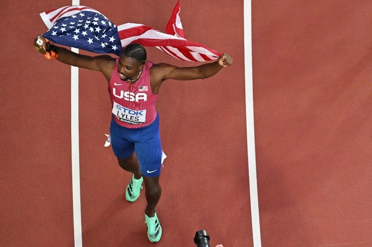 Noah Lyles celebra su triunfo en la final masculina de los 100 metros durante el Campeonato Mundial de Atletismo en el Centro Nacional de Atletismo de Budapest, el 20 de agosto de 2023. Foto Afp