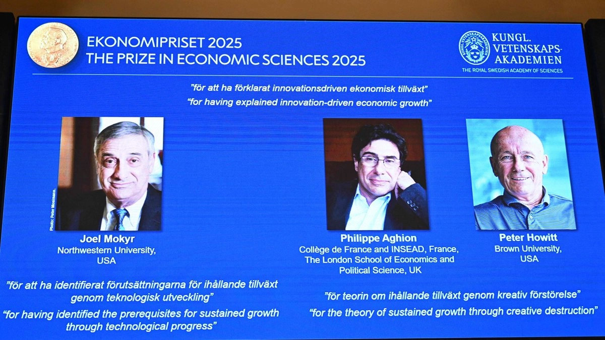 Una pantalla muestra (de izq. a der.) al estadunidense-israelí Joel Mokyr, al economista francés Philippe Aghion y al canadiense Peter Howitt durante el anuncio del ganador del Premio Nobel de Economía 2025, en la Real Academia Sueca de Ciencias en Estocolmo, Suecia, el 13 de octubre de 2025.