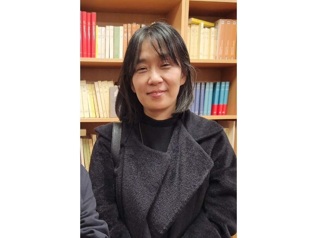La Academia Sueca premia a la sudcoreana Han Kang “por su intensa prosa poética que expone la fragilidad de la vida humana”. Es la primera mujer asiática en obtenerlo. Foto Afp