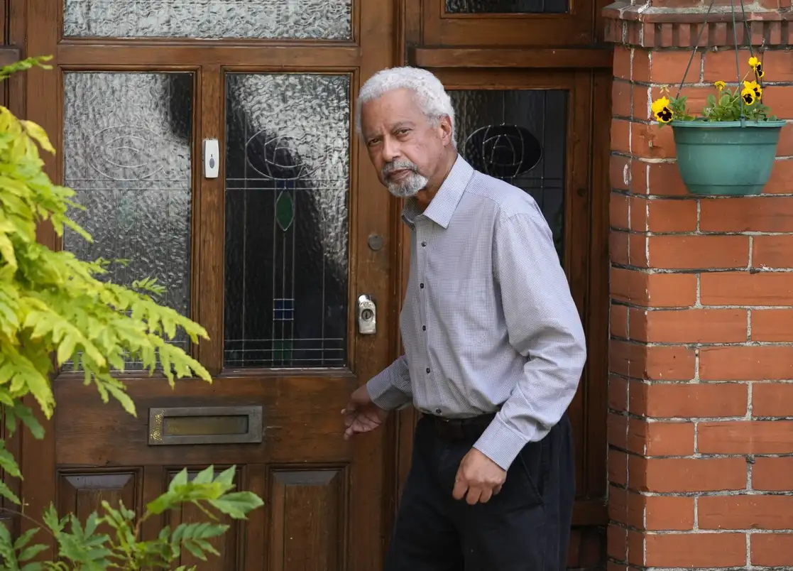 El galardón a Abdulrazak Gurnah reconoce su "penetración inflexible y compasiva de los efectos del colonialismo", afirmó la Academia Sueca, el 7 de octubre de 2021. Foto Ap