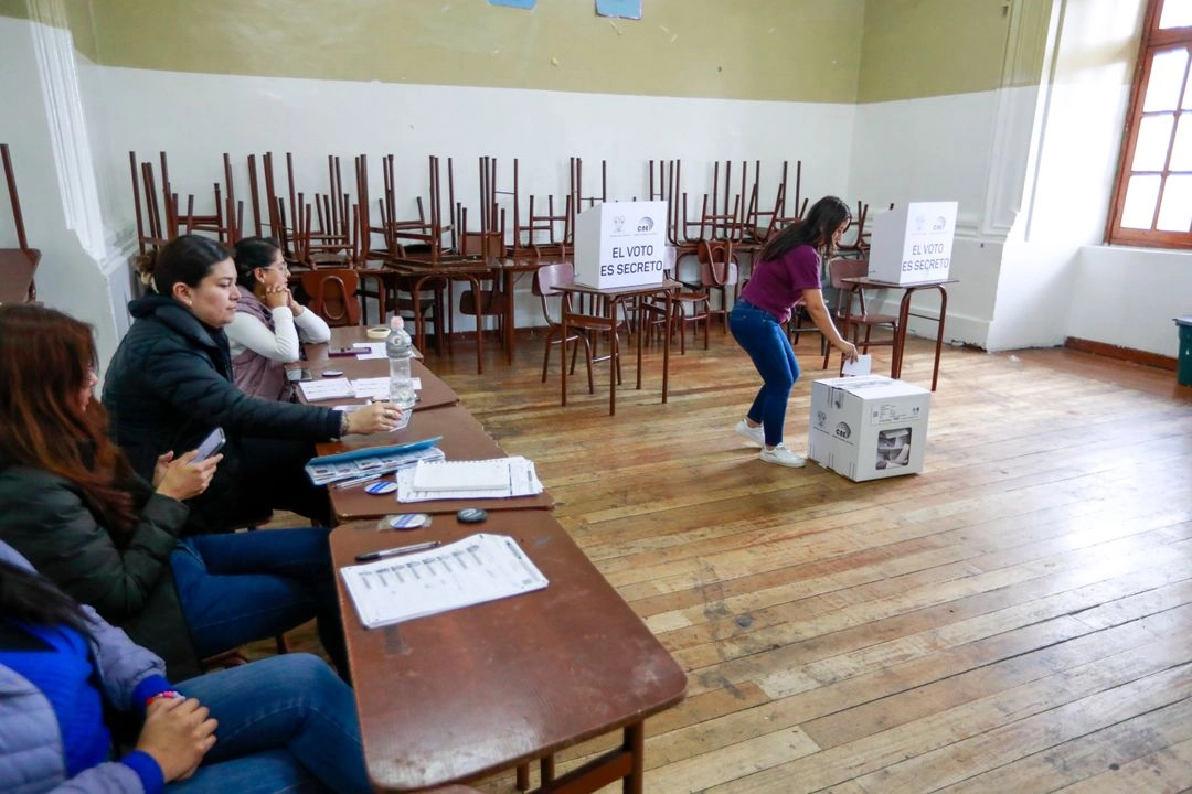  Las mesas electorales cerraron el domingo en Ecuador, luego de la jornada de la segunda vuelta de las elecciones presidenciales, a la que fueron llamados a las urnas más de 13,7 millones de ecuatorianos dentro y fuera del paí­s, informó el Consejo Nacional Electoral.