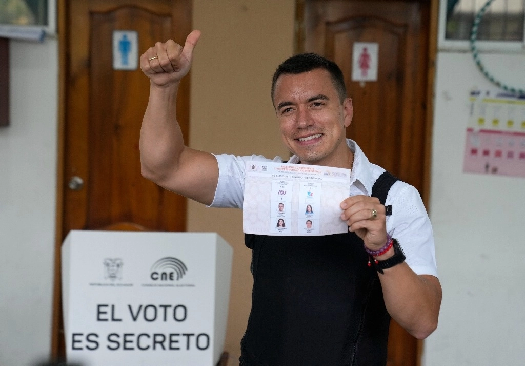 El candidato presidencial Daniel Noboa tras emitir su voto en Olón, Ecuador, el domingo 15 de octubre de 2023. Foto Ap