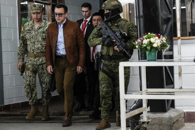 El presidente de Ecuador enfrenta diversos conflictos como la crisis diplomática con México y los apagones de energía eléctrica. Foto Ap