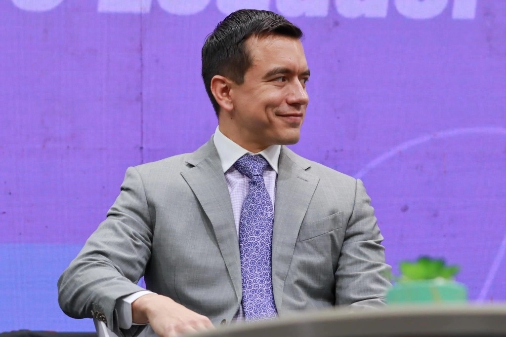 En caso de que esa alternativa no pudiera ser posible, Noboa planteó la idea de trasladar a fiscales y jueces a embajadas en el exterior para protegerlos de "amenazas". Foto tomada de Facebook @DanielNoboaOk / Archivo