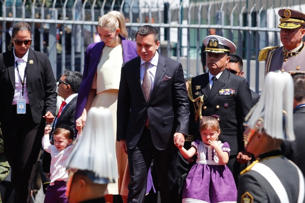 El presidente electo de Ecuador, Daniel Noboa, junto con su esposa Lavinia Valbonesi, a su llegada a la Asamblea Nacional en Quito, el 23 de noviembre de 2023. Foto Afp