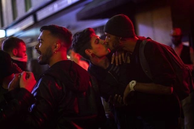 La fiesta se salió de control y sin medidas contra el coronavirus, después de la reapertura de los pubs en Londres. La imagen, de madrugada en el barrio del Soho. Foto Ap 