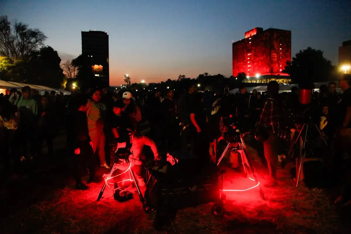 La gran fiesta de la astronomía cerró con multitudinaria asistencia y más de 200 telescopios en Las Islas de Ciudad Universitaria. El evento “es un puente entre la ciencia y la imaginación, así como una experiencia para mirar hacia arriba y hacia adentro reconociendo que todos somos parte del universo”, señalaron los organizadores. La danza cósmica con drones se suspendió. Foto 