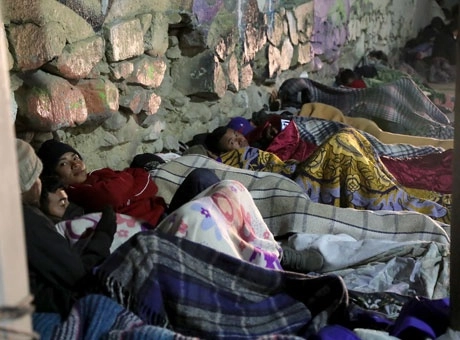 Luego de que hace una semana fue cerrada la Casa del Migrante de Saltillo por un caso de Covid-19, centroamericanos que estaban refugiados en el albergue instalaron un campamento fuera del inmueble, donde pasaron la Nochebuena expuestos al frío. Foto Martín Balandrán