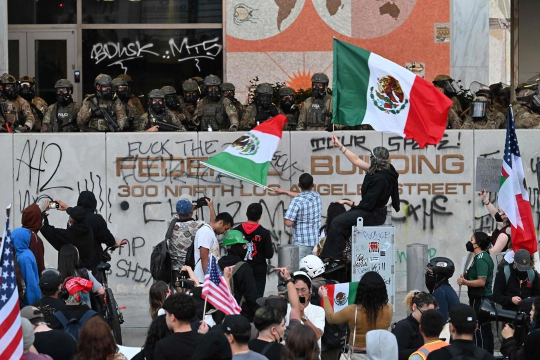 Agentes de la policía de Aduanas y Protección Fronteriza de EU montan guardia frente al Edificio Federal mientras continúan las protestas en respuesta a las operaciones federales de inmigración en Los Ángeles, el 10 de junio de 2025. Foto 