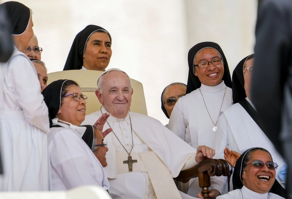 El papa Francisco junto con un grupo de monjas, al final de su audiencia general en la Plaza de San Pedro, el 22 de junio pasado. Foto Ap