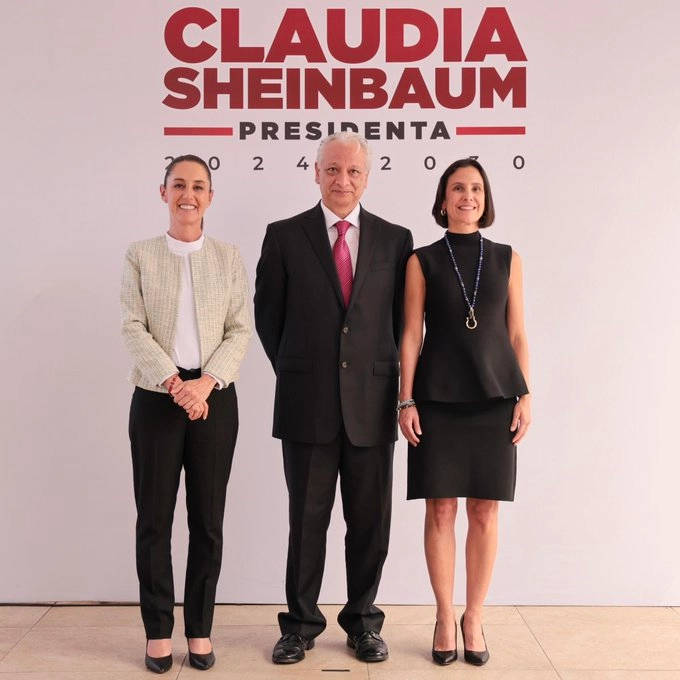 Claudia Sheinbaum, presidenta electa, Víctor Rodríguez, y la secretaria de Energía del próximo gobierno, Luz Elena González Escobar, durante la conferencia donde se dio a conocer el nombramiento. Imagen tomada de https://x.com/Claudiashein