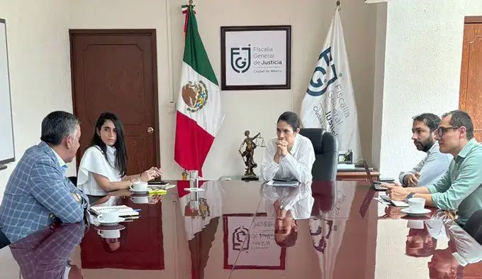 Adriana Greaves (atrás a la izquierda) en imagen tomada del perfil de X de la