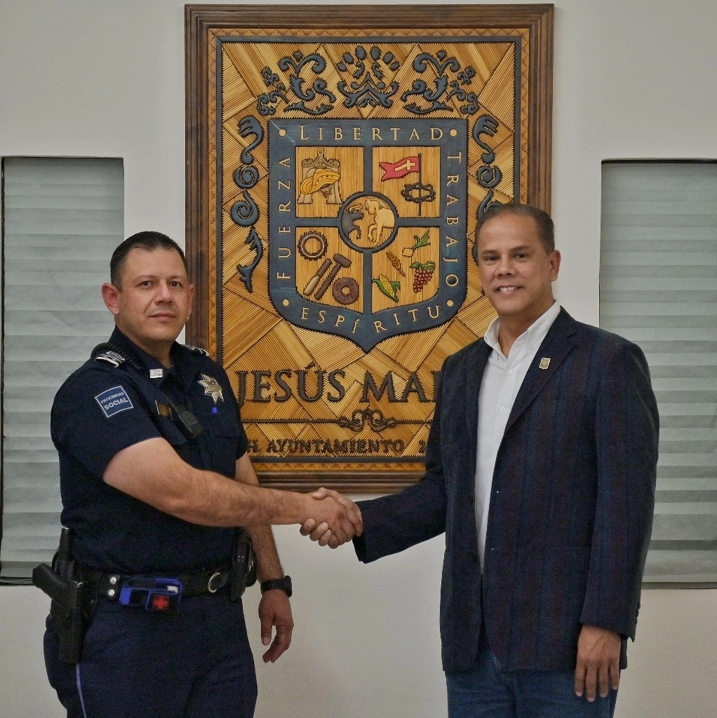 El presidente municipal de Jesús María, José Antonio Arámbula López, presentó a Crispín Jesús Orozco Jiménez, como encargado de despacho de la Secretaría de Seguridad Pública y Vialidad de Jesús María. Foto Especial 