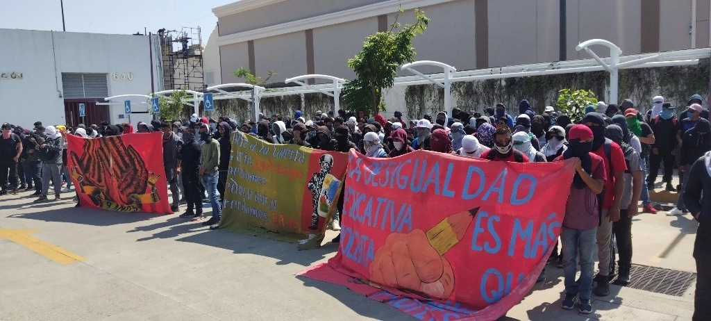 Protesta de alumnos de Ayotzinapa en Acapulco, el 14 de marzo de 2024. Foto Héctor Briseño