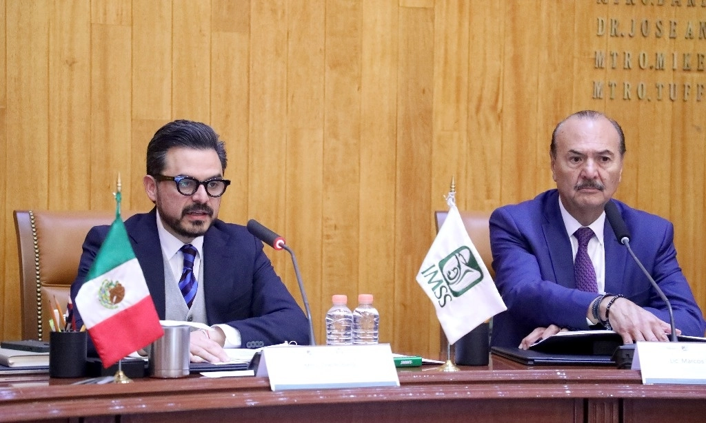 El director general del IMSS, Zoé Robledo (izq) junto con el nuevo secretario general del Instituto, Jorge Gaviño (der). Foto tomada de la cuenta de X @Tu_IMSS