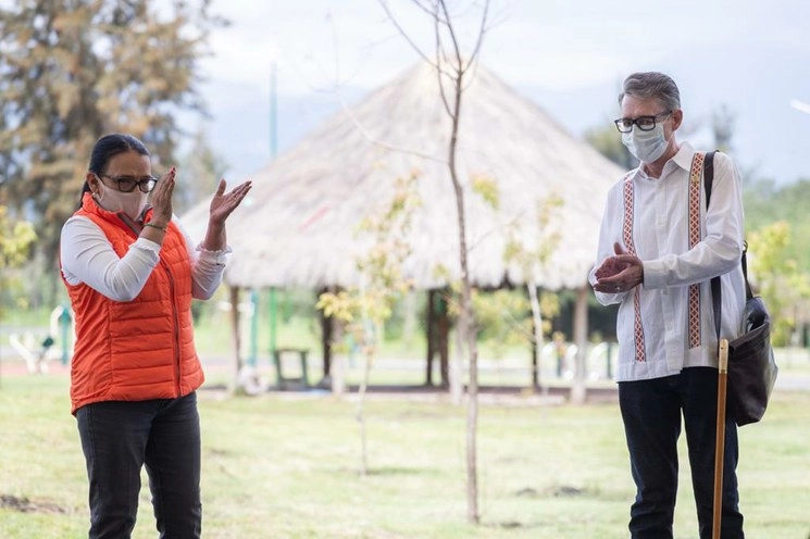 La ex secretaria de Gobierno en CDMX, Rosa Icela Rodríguez y el nuevo titular, José Alfonso Suárez del Real, durante un acto oficial hoy en el Parque Ecológico Xochimilco. Foto Pablo Ramos