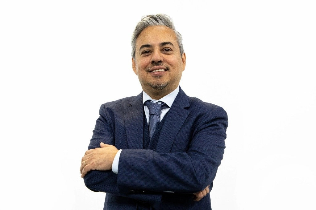 Patiño Arroyo es licenciado en Derecho por la Universidad Latina de América; es maestro en Gestión Pública Aplicada por el Instituto Tecnológico y de Estudios Superiores de Monterrey y es candidato a Doctor en Ciencias Políticas por la Universidad Complutense de Madrid. Foto tomada de Twitter @INEMexico