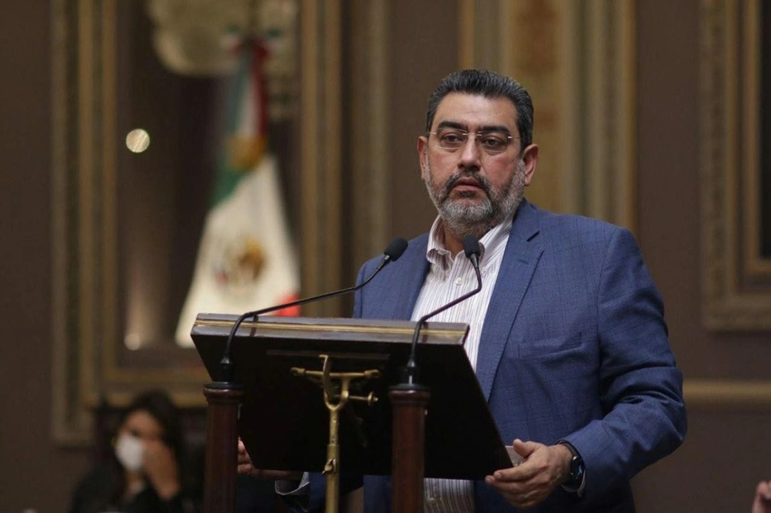 Después de cuatro horas, la Junta de Gobierno designó como gobernador sustituto a Sergio Salomón Céspedes, diputado de Morena y líder del Congreso de Puebla. Foto La Jornada Oriente
