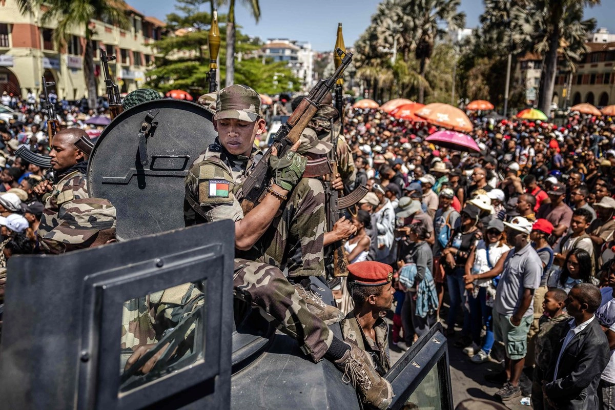 Miembros de la unidad militar CAPSAT de Madagascar patrullan en un vehículo blindado mientras los residentes se reúnen para una ceremonia en honor a los manifestantes fallecidos en las manifestaciones antigubernamentales en Antananarivo, el 12 de octubre de 2025.