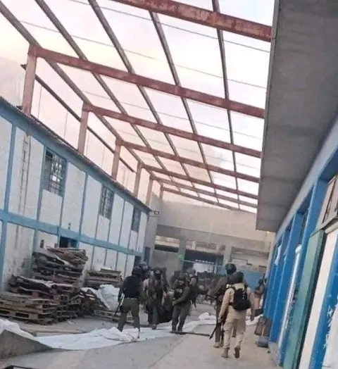 Policías al interior del penal La Pila durante un motín. Foto La Jornada/ archivo