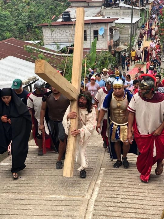 La obra se realiza en la localidad ubicada en las faldas del Volcán del Tacaná- una elevación binacional entre México y Guatemala- a 1 mil 300 metros sobre el nivel del mar y en la que participan unos 300 actores durante la Semana Santa.  Foto 
