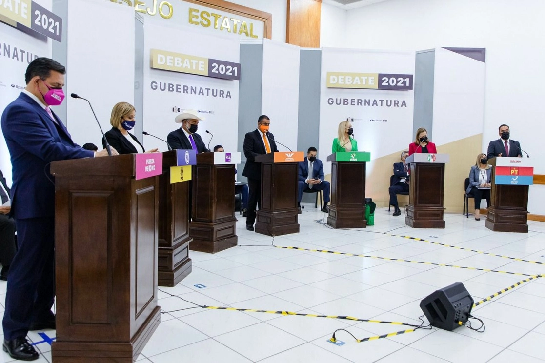 Los candidatos a la gubernatura de Chihuahua durante el debate. Foto INE