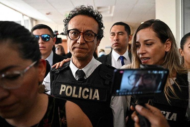 El periodista y candidato presidencial Christian Zurita (centro) fotografiado con su compañera de fórmula, la candidata a la vicepresidencia Andrea González (derecha), en Quito el 13 de agosto de 2023. Foto Afp