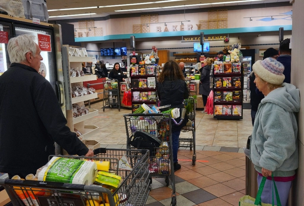Clientes hacen fila para comprar alimentos en un supermercado Gelson's el viernes 20 de marzo de 2020, en el barrio Sherman Oaks de Los Ángeles. Foto Ap