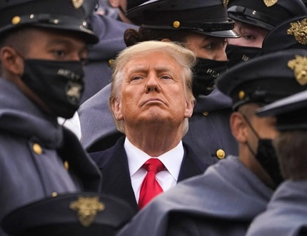 En la imagen, Donald Trump observa el partido de futbol entre el ejército y la Marina en el estadio Michie de la Academia Militar, en West Point, Nueva York. Foto Ap