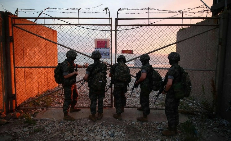 Efectivos de la Marina de Corea del Sur cierran el acceso a una playa en la isla de Yeonpyeong, cercana a los límites con el norte de la península, el 16 de junio de 2020. Foto Afp