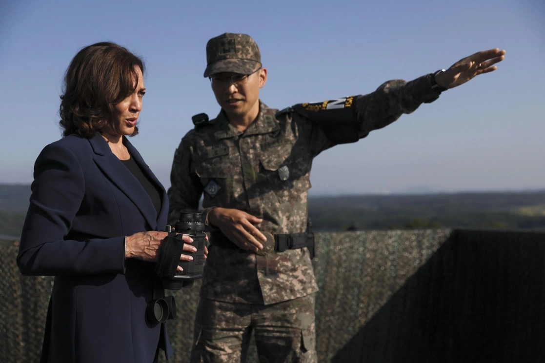 La vicepresidenta de Estados Unidos, Kamala Harris, visitó ayer Corea del Sur, donde recorrió la Zona Desmilitarizada. Foto Ap 