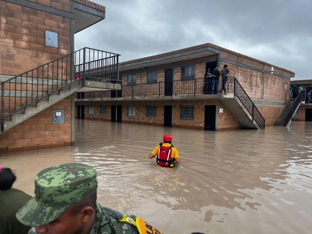 Integrantes del Ejército y de la Guardia Nacional rescataron a afectados por las inundaciones en Villa Juárez (imagen), municipio de Navolato, tras el paso del meteoro, el cual provocó el desbordamiento de canales y arroyos, que anegaron Ahome, Angostura y Culiacán. Foto 'La Jornada'