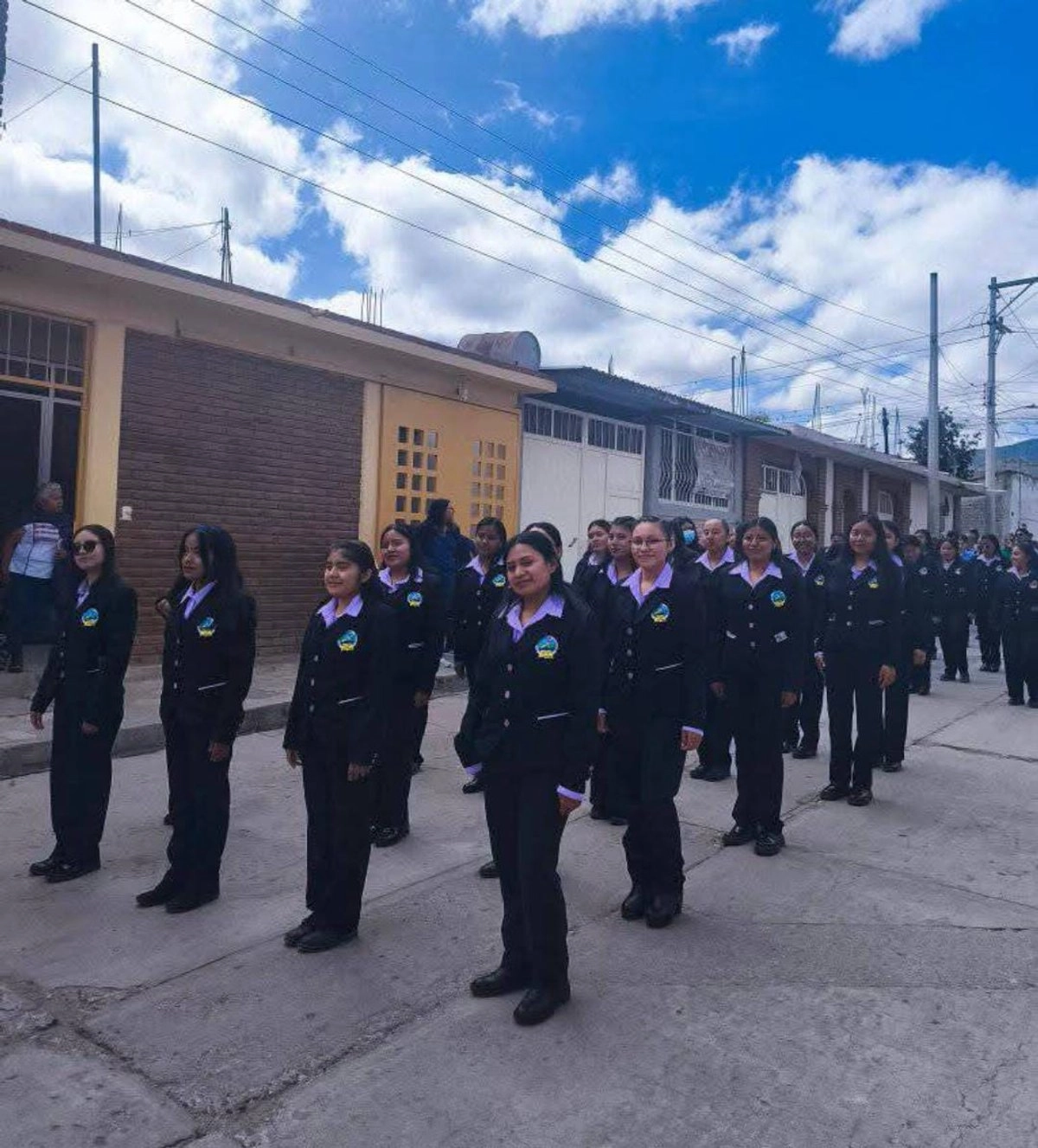 Alumnas de la Normal Rural de Tamazulapan, Oaxaca, durante un acto cívico en calles de la localidad. La escuela, fundada en 1925, imparte clases a hijas de campesinos y de maestros provenientes principalmente de los estados de Oaxaca, Veracruz y Chiapas.
