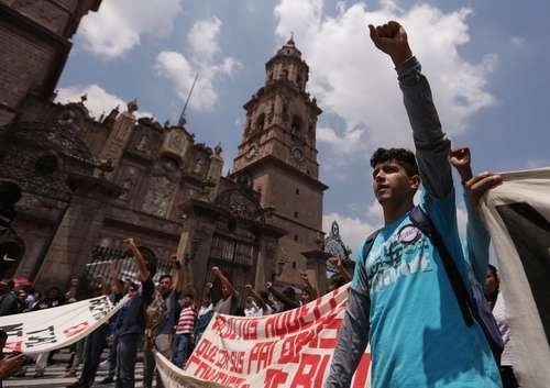 Maestros y estudiantes durante una marcha en la ciudad de Morelia, en repudio a las agresiones contra los normalistas de Tiripetío. Foto Ignacio Juárez / Archivo