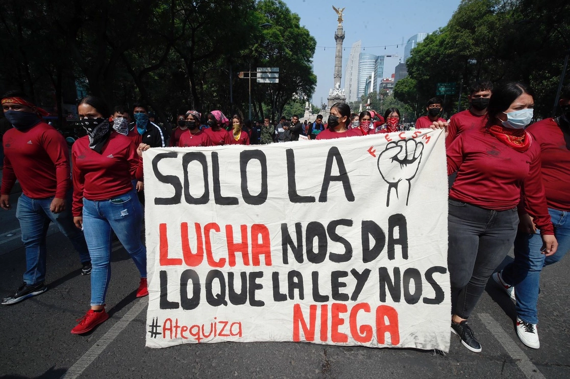 La Federación de Estudiantes Campesinos Socialistas de México (FECSM) marcha en CDMX por el centenario del normalismo rural. Foto Cristina Rodríguez