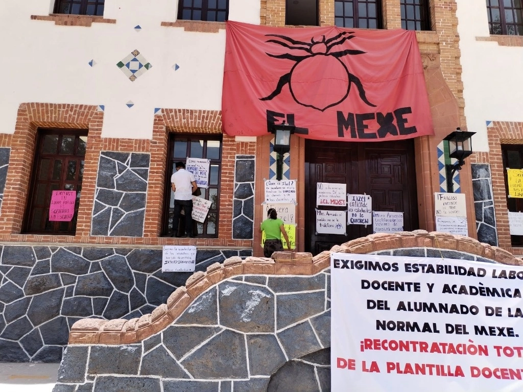 Tras anunciar la toma de "El Mexe" en demanda de la restitución de 5 maestros cesados, los jóvenes estudiantes colocaron catres en los salones y pasillos de la escuela. Foto Ricardo Montoya