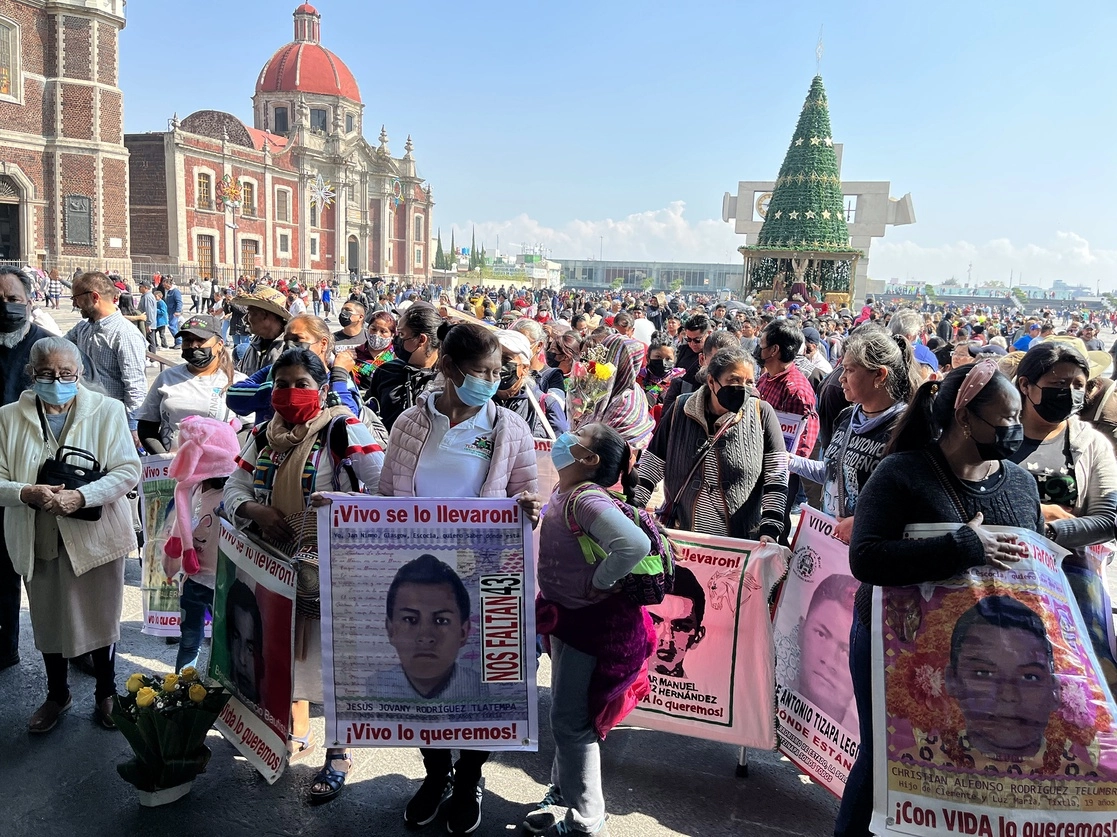Familiares de los 43 normalistas marcharon de la ex glorieta de Peralvillo a la Basílica de Guadalupe, donde fue oficiada una misa como parte de la 99 Acción Global por Ayotzinapa. Antes de ingresar pasaron lista de los estudiantes ausentes. Melitón Ortega, integrante del Comité de Padres, expuso que en los meses recientes no han tenido reuniones con las autoridades federales. La última fue el pasado 26 de septiembre y de ahí no hemos sido convocados. El gobierno no le da el debido interés al caso, a pesar de que insiste en que fue un crimen de Estado y que según tiene el compromiso y voluntad de esclarecer el tema. Sin embargo, en los hechos es todo lo contrario, por eso seguiremos en las calles exigiendo justicia. Foto María Luisa Severiano