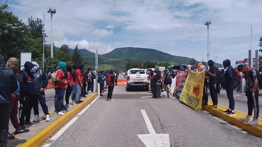 Los normalistas de Ayotzinapa bloquearon la caseta de Palo Alto de la Autopista del Sol para realizar un mitin informativo sobre la desaparición de los 43 estudiantes desaparecidos en 2014. Foto Sergio Ocampo 