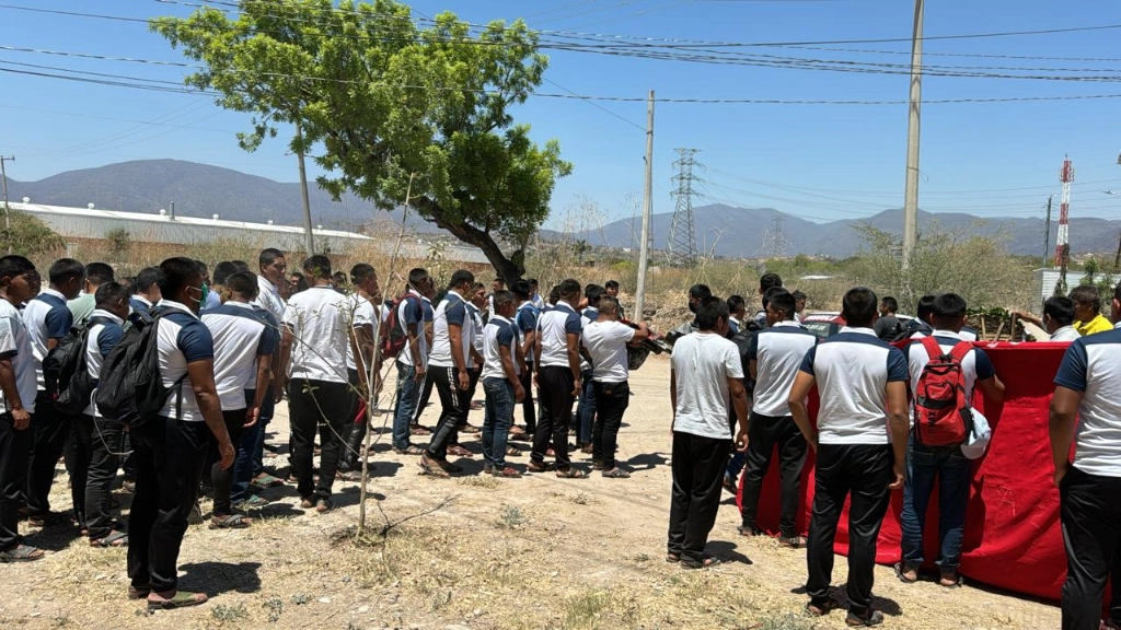 Jóvenes se movilizaron para exigir justicia para sus compañeros. Foto La Jornada