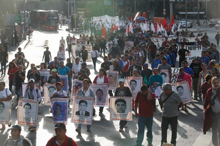 Familiares y estudiantes macharon  al cumplirse 65 meses de la desaparición de los normalistas de Ayotzinapa, el 26 de febrero del 2020. Foto Víctor Camacho