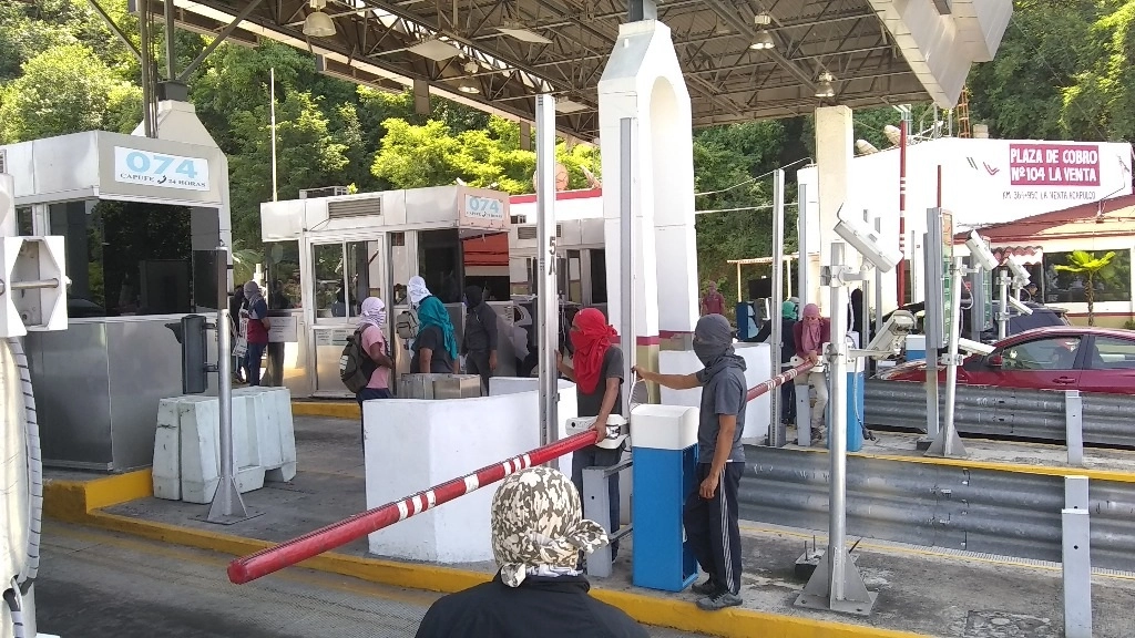 Normalistas de Ayotzinapa tomaron la caseta de La Venta, como parte de la “Jornada por la exigencia de verdad y justicia”, a casi  seis años de la desaparición de 43 estudiantes. Foto Héctor Briseño