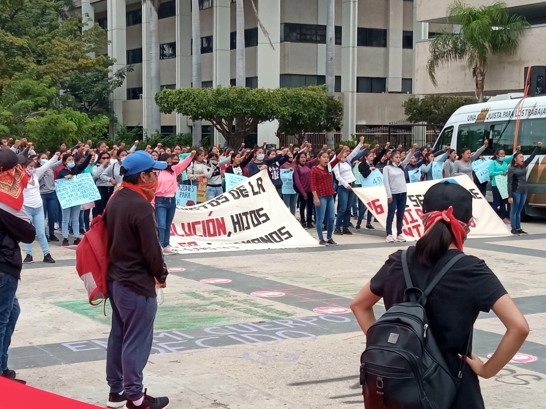 Alumnos de la Escuela Normal Rural Mactumactzá marcharon en Tuxtla Gutiérrez para exigir la aparición con vida de los 43 estudiantes de Ayotzinapa. Foto La Jornada  