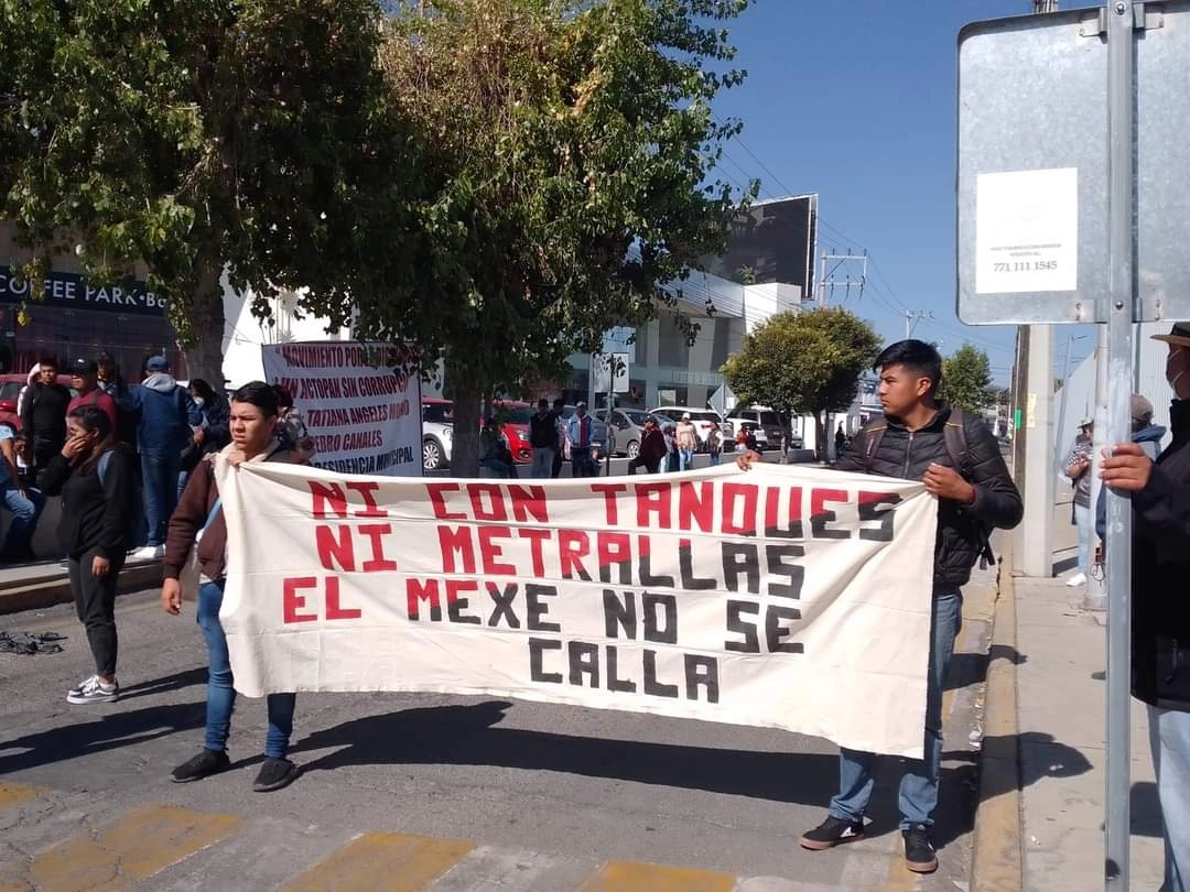 Alumnos de la Escuela Normal Rural Luis Villareal "El Mexe" también bloquearon la la circulación de la carretera estatal Bulevar Santa Catarina en Pachuca, Hidalgo. Foto ‘La Jornada’ 
